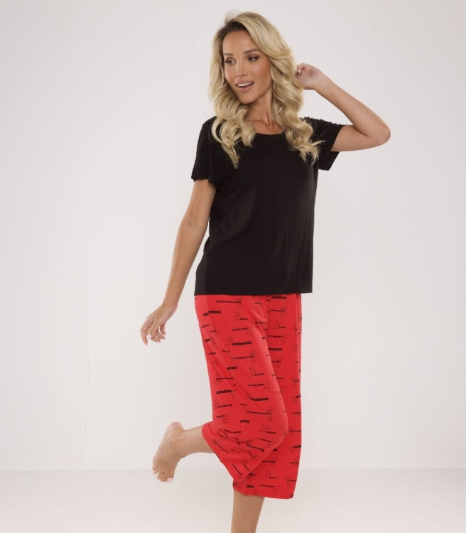 pizama-damska-z-krotkim-rekawem-i-spodniami-¾-w-koty-cat-love-661-czerwona.jpg