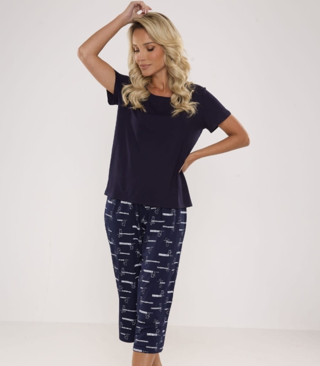 pizama-damska-z-krotkim-rekawem-i-spodniami-¾-w-koty-cat-love-661-granatowa.jpg