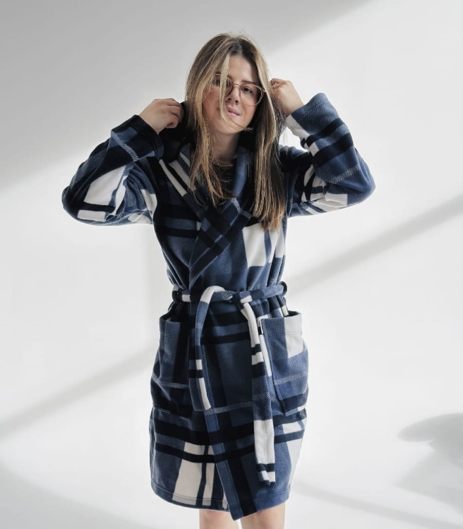 Krotki-damski-szlafrok-w-kratke-z-kapturem-Kocyk-031-niebieski.jpg