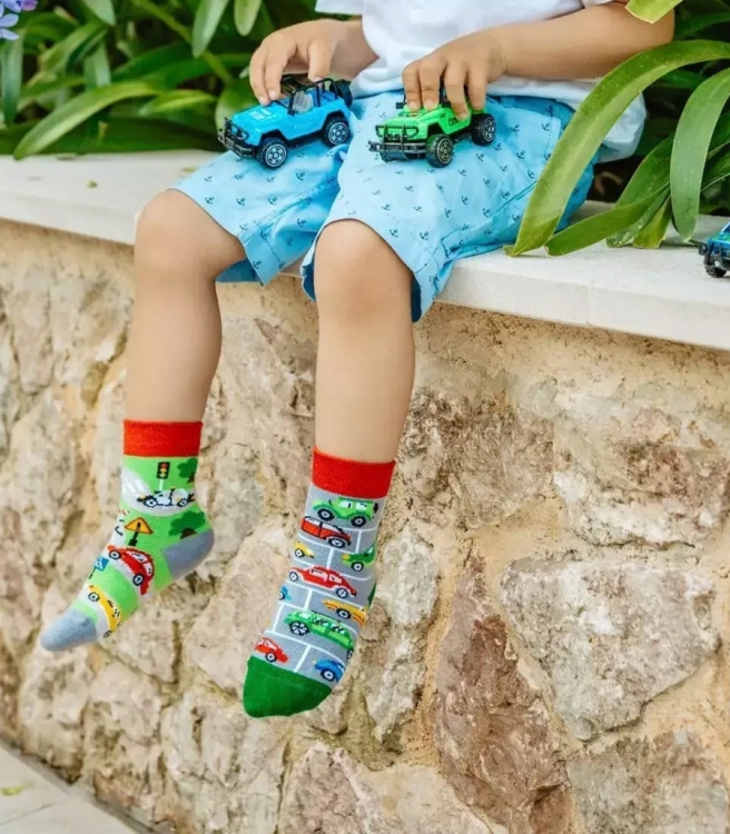 Skarpetki-dzieciece-bawelniane-autka-spox-sox-lookbook2.jpg