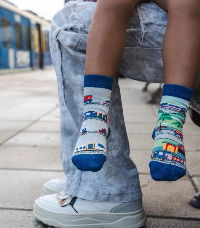 Skarpetki-dzieciece-bawelniane-pociagi-spox-sox-lookbook.jpg