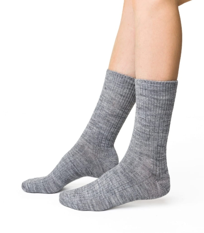 Skarpety-damskie-z-welna-alpaki-steven-044-melanz-jasny-szary.jpg