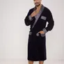 Zdjęcie mężczyzny w szlafroku